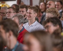 Gut 200 Teilnehmende verfolgen die Impulsvorträge und Diskussionsrunden bei den V. Öko-Marketingtagen der Akademie Schloss Kirchberg im Bauernschloss.