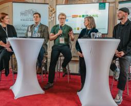 Podiumsgespräch mit v.l.n.r. Kathrin Jäckel (Geschäftsführerin, BNN e.V.), Sascha Damaschun (Geschäftsführer BODAN GmbH), Benjamin Oberhof (Hofladen Gut Wulfsdorf), Tina Andres (Vorstandsvorsitzende BÖLW), Julian Stock (Vorstand Good Food Collective)