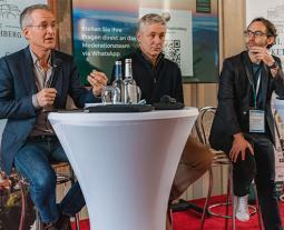 Podiumsgespräch mit v.l.n.r. Paul Holmbeck (World Board Member IFOAM), Jan Plagge (Präsident Bioland e.V.), Dr. Kim Manuel Künstner (Anwalt für Kartellrecht)